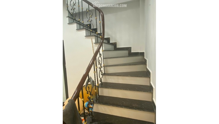Tôi bán gấp căn nhà đẹp ở luôn ngõ 101 Thanh Nhàn, 38m2, 5 tầng, 6 phòng ngủ giá 12 tỷ có TL