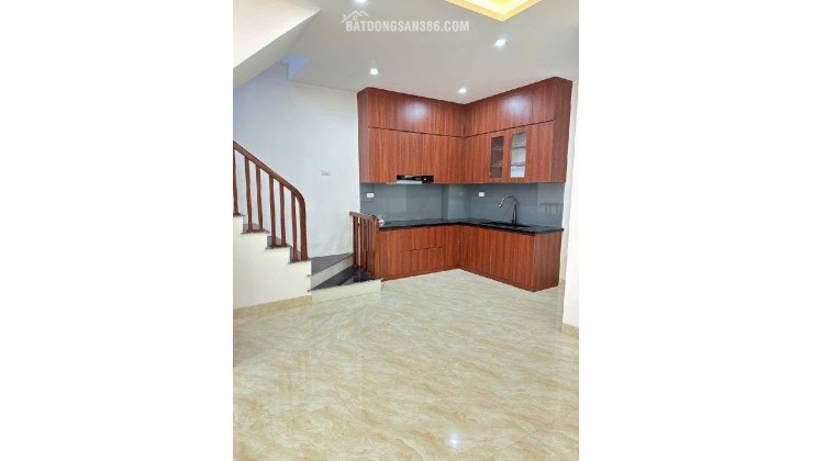 Bán nhà ở Đức Giang, 30m ra mặt phố, nhiều tiện ích. nhà 30,5m. giá 6x tỷ , x tiểu học ( có tl )