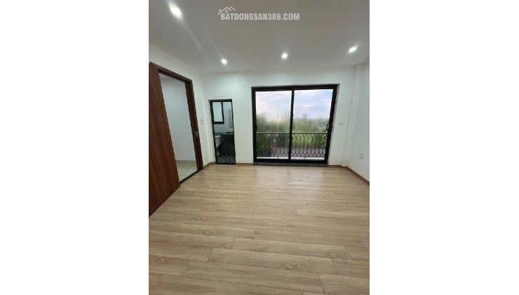 Bán nhà ở Đức Giang, 30m ra mặt phố, nhiều tiện ích. nhà 30,5m. giá 6x tỷ , x tiểu học ( có tl )