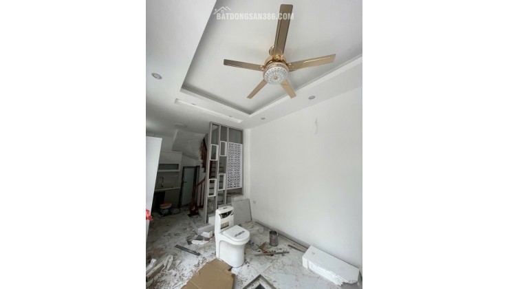 Bán nhà Đức Giang, 30m, Tiện ích ngập tràn, Nhà mới xây. Nội thất cơ bản . Sổ đỏ cất két. Gía chỉ 6x tỷ ( có tl)