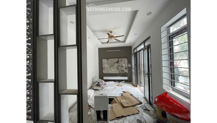 Bán nhà Đức Giang, 30m, Tiện ích ngập tràn, Nhà mới xây. Nội thất cơ bản . Sổ đỏ cất két. Gía chỉ 6x tỷ ( có tl)