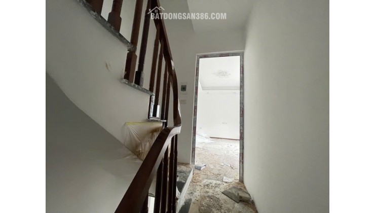 Bán nhà Đức Giang, 30m, Tiện ích ngập tràn, Nhà mới xây. Nội thất cơ bản . Sổ đỏ cất két. Gía chỉ 6x tỷ ( có tl)