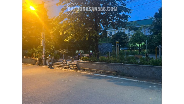 Bán đất Đan Phượng, lô góc 2 thoáng, oto vào tận đất, gần Vin Đan Phượng, giá đầu tư.