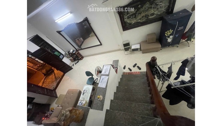 Bán nhà Đức Giang, ngõ ô tô. Có gara để ô tô. 84.3m . Nhiều tiện ích xung quanh . Gía 14.2 tỷ ( có tl )