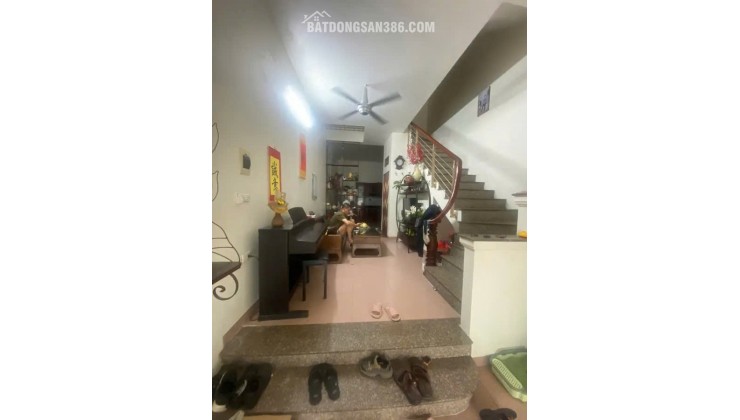 Bán nhà phân lô Ngọc Thụy – Long Biên. Diện tích 55m², 4 tầng, mặt tiền 4m, ô tô tránh, có ô chờ thang máy, giá 15.x tỷ.