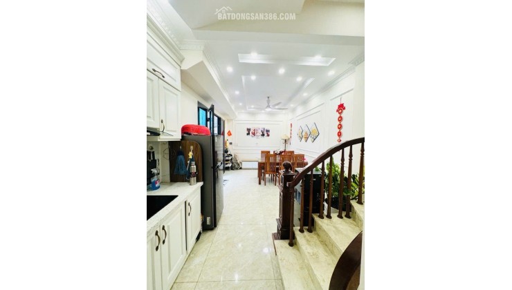 Bán nhà Ngọc Thụy, 36m. Ô tô đỗ cổng. Gần cầu Long Biên và Chương Dương. Chợ và trường học xung quanh. Nhiều tiện ích . Chủ chào 7.7 tỷ ( có tl)