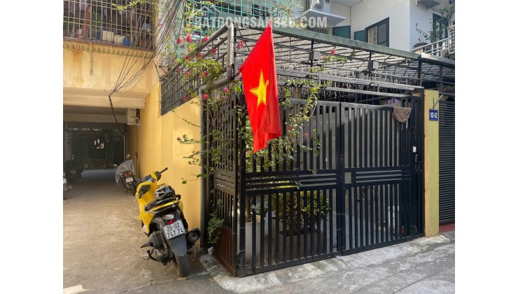 CHÍNH CHỦ BÁN NHÀ TẬP THỂ LÔ GÓC Đường Đê La Thành, P. Thổ Quan, Đống Đa, Hà Nội