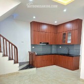 Bán nhà ở Đức Giang, 30m ra mặt phố, nhiều tiện ích. nhà 30,5m. giá 6x tỷ , x tiểu học ( có tl )