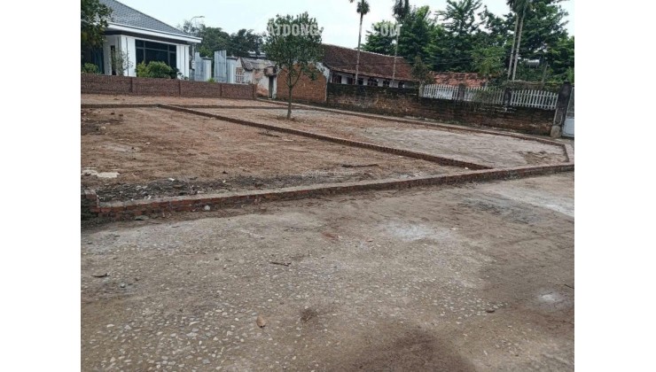 Nhà em tách 3 mảnh bán 1 mảnh 100m2 giá 1.7 tỷ, gần trường C1,2, chợ đông đúc