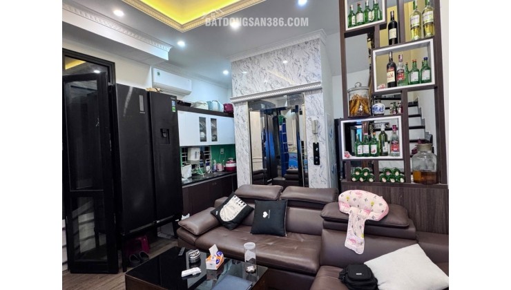 Siêu Hiếm ! Chỉ hơn 8 tỷ. Nhà 6T thang máy. Cách 1 nhà ra mặt phố Ngọc Lâm, 2 nhà ra Hồ, view hồ thoáng mát.