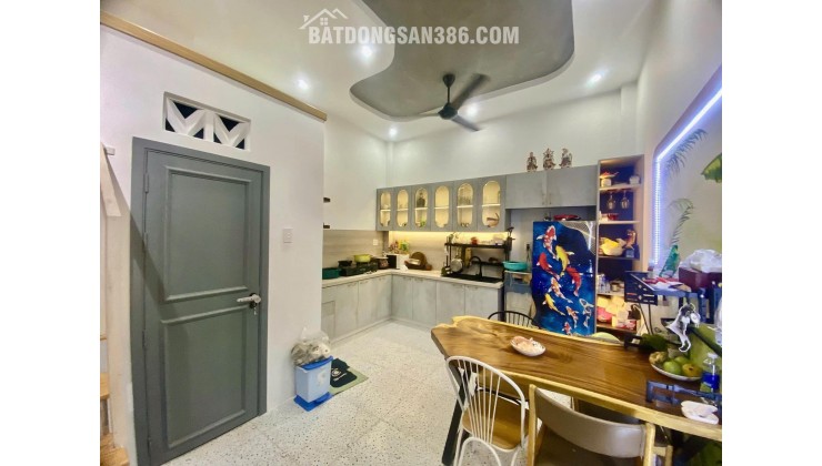 SIÊU PHẨM NHÀ 4 TẦNG SANG TRỌNG HXH GẦN CHỢ, BẾN XE BUÝT HIỆP THÀNH, QUẬN 12..