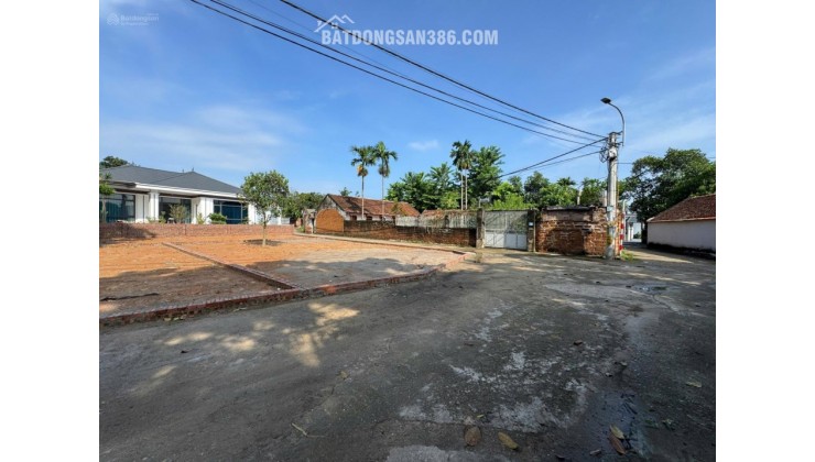 Nhà em tách 3 mảnh bán 1 mảnh 100m2 giá 1.7 tỷ, gần trường C1,2, chợ đông đúc