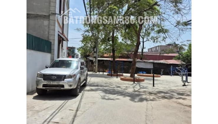 Nhà mặt phố ô tô tránh, mới xây xong, kinh doanh sầm uất, tiềm năng tăng giá tốt.