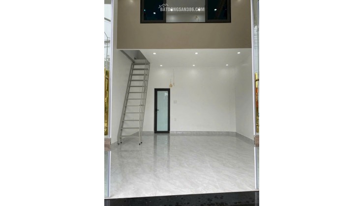 Nhà 1.5 tầng mặt đường Nguyễn Văn Linh, Giá rẻ chỉ 2.1 tỉ, gần ngay AEON