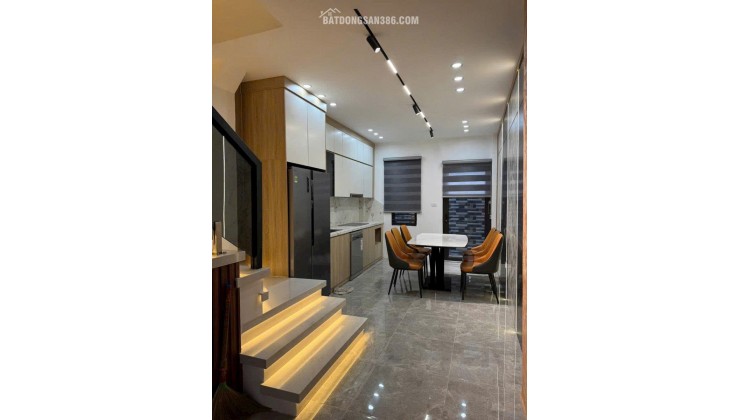 Bán nhà Đức Giang 53m 3 tầng 2 thoáng thông bàn cờ hơn 8 tỷ