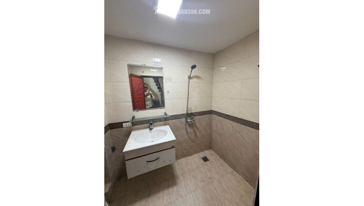 bán nhà lĩnh nam gần đường trường đại học, gàn chợ nhà 5 tầng