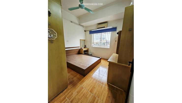 Bán CHCC F4 Trung Kính, SĐ 82 m2 - Tầng Trung - 2 PN + 2WC + 3 Logia - 7.2 Tỷ.