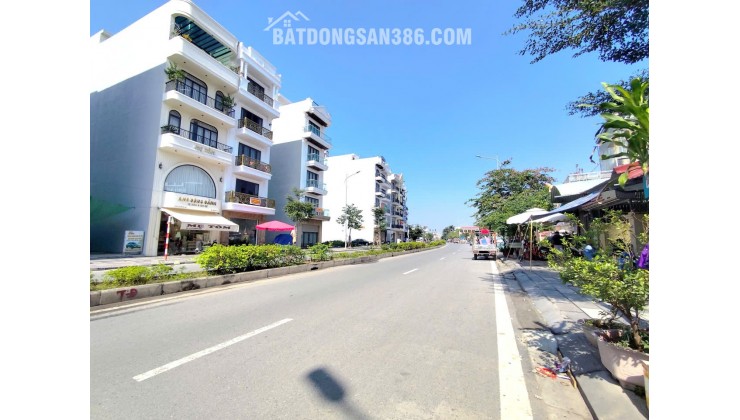 Nhà 3 tầng mặt đường Lê Quang Đạo - đối diện Đại Học Y cực đẹp - Giá 154 tr/m