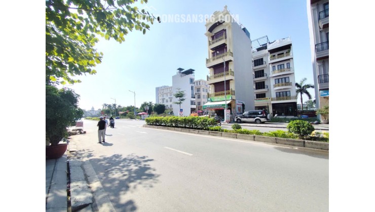 Nhà 3 tầng mặt đường Lê Quang Đạo - đối diện Đại Học Y cực đẹp - Giá 154 tr/m