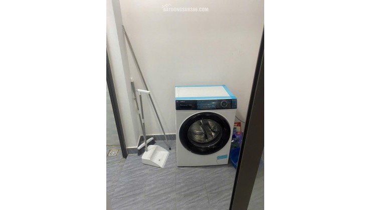 Nhà mình cần cho thuê 1 căn hộ rộng khoảng 37m2 sân cổng rộng rãi ô tô đỗ tận cửa.