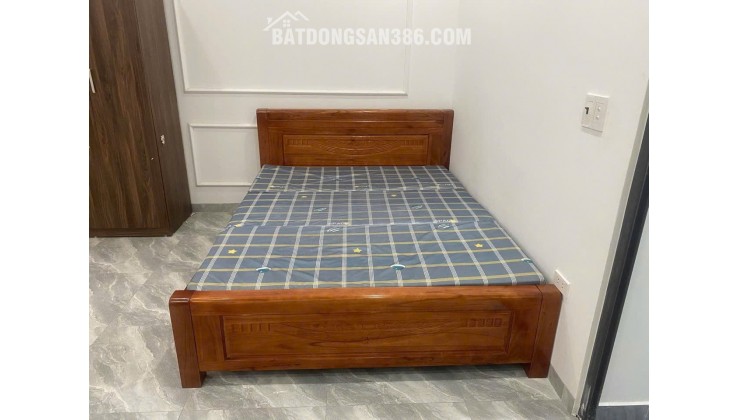 Nhà mình cần cho thuê 1 căn hộ rộng khoảng 37m2 sân cổng rộng rãi ô tô đỗ tận cửa.