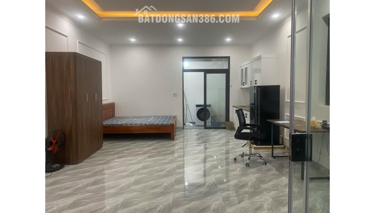 Nhà mình cần cho thuê 1 căn hộ rộng khoảng 37m2 sân cổng rộng rãi ô tô đỗ tận cửa.