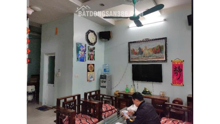 Chính chủ nhờ bán căn nhà 3 tầng phố Thúy Lĩnh,ô tô đỗ sân,căn góc thoáng sáng