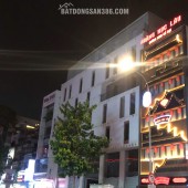 2 MT NGUYỄN TRI PHƯƠNG ( ĐỐI DIỆN ĐH KINH TẾ)- NGANG 20M- 1 HẦM+8 TẦNG- 600TR/TH