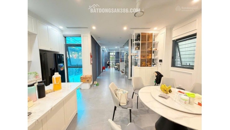 Bán nhà phố Hoàng Quốc Việt - 121m 5 Tầng Lô Góc Hai mặt tiền Ô tô Vỉa hè an sinh kết hợp văn phòng