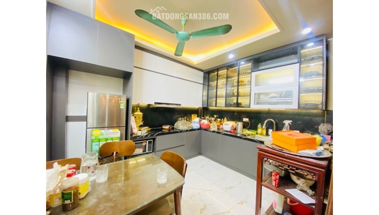 Bán nhà Kim Giang, Hoàng Mai, gần ô tô, sổ nở hậu, 37m2, 10.8 tỷ(CTL)