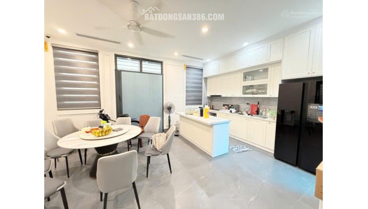 Bán nhà phố Hoàng Quốc Việt - 121m 5 Tầng Lô Góc Hai mặt tiền Ô tô Vỉa hè an sinh kết hợp văn phòng