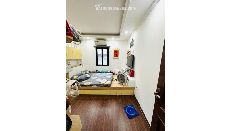 NHÀ ĐẸP Ở NGAY-30M RA MẶT PHỐ-NGÕ THÔNG-2 THOÁNG TRƯỚC SAU.