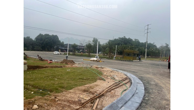 30 phút tới Chùa Hương – 1 giờ tới Tràng An – 50 phút về Hà Nội.