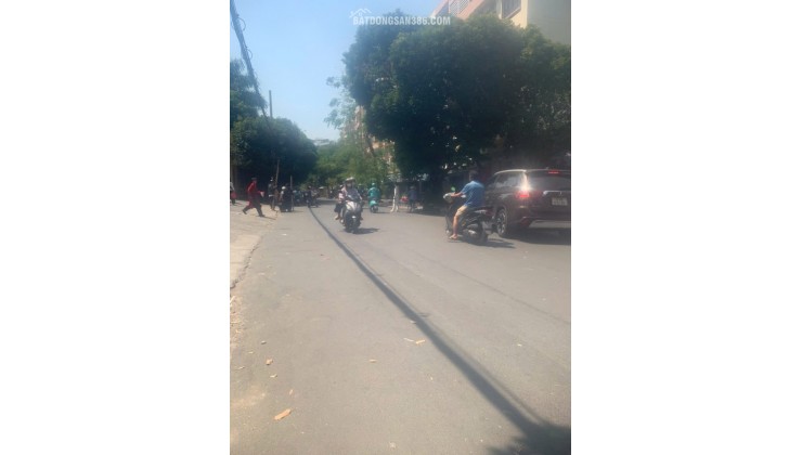 NHÀ BÁN TÂN ĐÔNG HƯNG THUẬN Q12-SÁT SONG HÀNG.
KẾ BÊN QUẬN TÂN BÌNH NHÀ GA T3-NGUYỄN VĂN QUÁ.CHỈ VÀI PHÚT DI CHUYỂN XE MÁY.