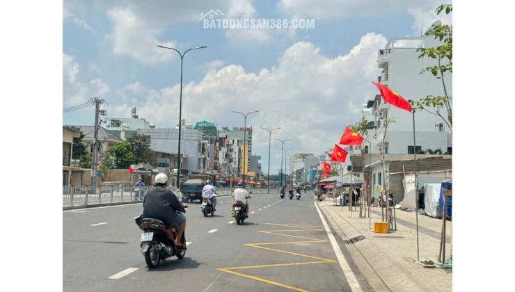 HẺM XE HƠI ĐƯỜNG DƯƠNG QUẢNG HÀM.
TƯƠNG LAI LÀ MẶT TIỀN DƯƠNG QUẢNG HÀM.DT:331M2