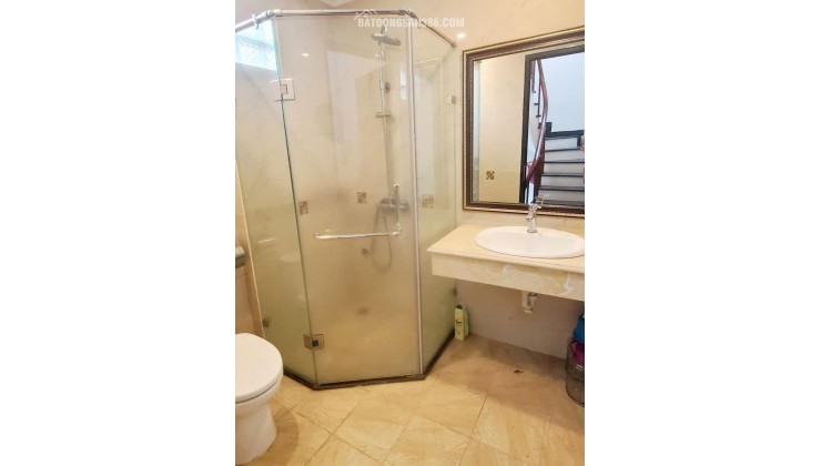 NHÀ LÂM DU, BỒ ĐỀ, LONG BIÊN: DT 31M 5 TẦNG MT 4M6 GIÁ 9.81 TỶ. LH:0985302254.