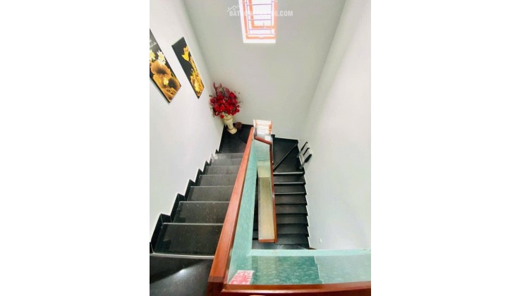 bán nhà 3 tầng mặt đường ngô thì nhậm gần cầu công trắng, giá chỉ 46xx mà kinh doanh rất tốt