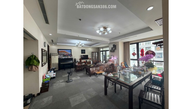 Chính chủ cho thuê căn hộ Chung cư Royal city, căn góc