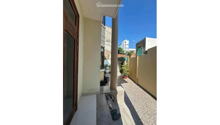 NHÀ 2 TẦNG NGAY TRUNG TÂM NHA TRANG CHỈ ĐI RA BIỂN 500M GẦN CHỢ ĐẦM DT RỘNG 235M LÀM NHÀ VƯỜN TRONG PHÓ THÌ QUÁ TUYỆT