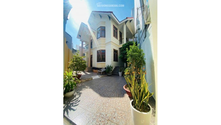 NHÀ 2 TẦNG NGAY TRUNG TÂM NHA TRANG CHỈ ĐI RA BIỂN 500M GẦN CHỢ ĐẦM DT RỘNG 235M LÀM NHÀ VƯỜN TRONG PHÓ THÌ QUÁ TUYỆT