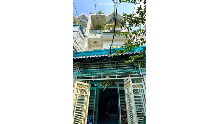 Bình Tân: Nhà 3 tầng, 4 phòng ngủ, sổ hồng, hẻm 8, 61m2 - Giá 5.2 tỷ. Cơ hội vàng an cư, vị trí đẹp, tiện ích xung quanh, liên hệ 0876868265.