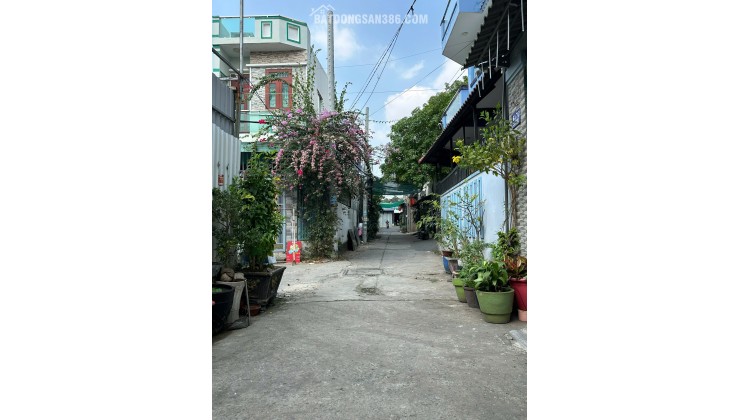 Bình Tân: Nhà 3 tầng, 4 phòng ngủ, sổ hồng, hẻm 8, 61m2 - Giá 5.2 tỷ. Cơ hội vàng an cư, vị trí đẹp, tiện ích xung quanh, liên hệ 0876868265.