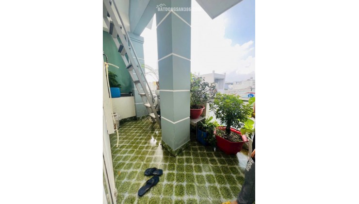 Bình Tân: Nhà 3 tầng, 4 phòng ngủ, sổ hồng, hẻm 8, 61m2 - Giá 5.2 tỷ. Cơ hội vàng an cư, vị trí đẹp, tiện ích xung quanh, liên hệ 0876868265.