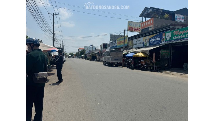 Bán nhà mặt phố Đức Hòa, Long An: 125m2, 5.6 tỷ, sổ hồng, vị trí vàng đường 20, tiềm năng tăng giá, liên hệ 0935911385!