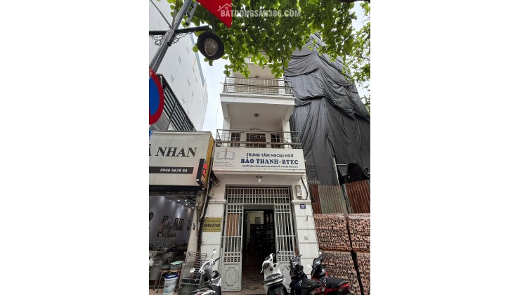 Chính chủ cho thuê nguyên căn sát góc, hướng Đông, mặt phố Bà Triệu, Q.Hai Bà Trưng, Hà Nội.