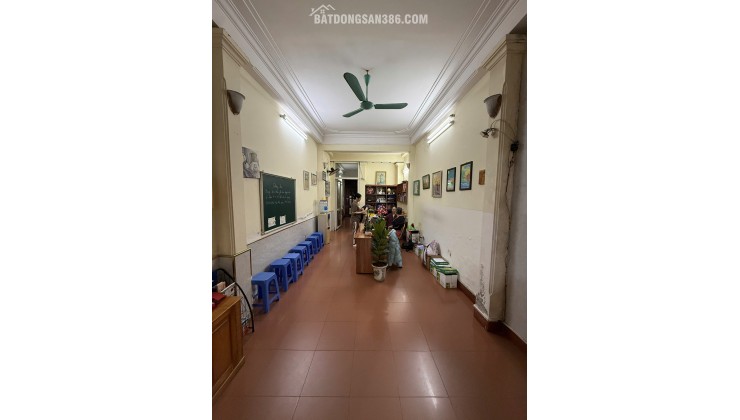 Chính chủ cho thuê nguyên căn sát góc, hướng Đông, mặt phố Bà Triệu, Q.Hai Bà Trưng, Hà Nội.