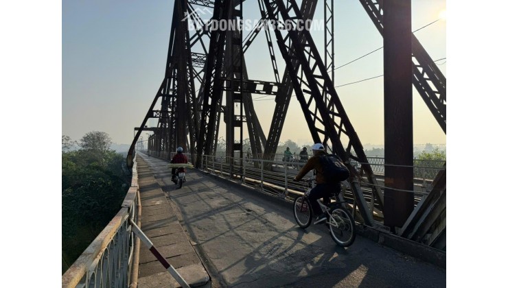 Anh trai tôi cần bán Căn Lô góc, 3 tầng, 2 mặt thoáng tại Bồ Đề, Long Biên, DT: 60.3m2, MT 5.2m, ô tô cách 50m. Nhà xây KCBT cực kỳ chắc chắn