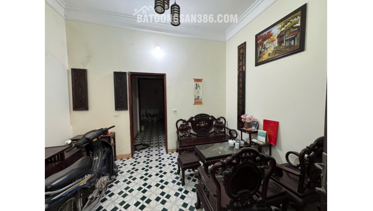 Anh trai tôi cần bán Căn Lô góc, 3 tầng, 2 mặt thoáng tại Bồ Đề, Long Biên, DT: 60.3m2, MT 5.2m, ô tô cách 50m. Nhà xây KCBT cực kỳ chắc chắn