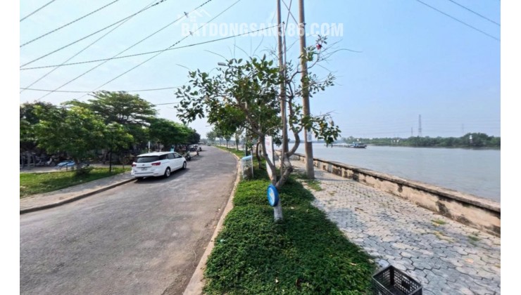 Đất view sông - Sát bên cầu Bình Khánh  .