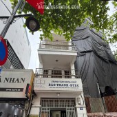 Chính chủ cho thuê nguyên căn sát góc, hướng Đông, mặt phố Bà Triệu, Q.Hai Bà Trưng, Hà Nội.